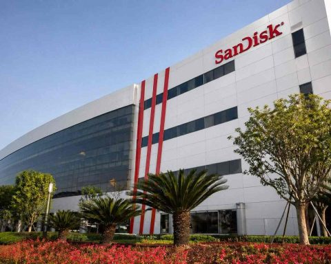 Sandisk Stock Hits Record As AI Memory Bets Put Earnings In Crosshairs