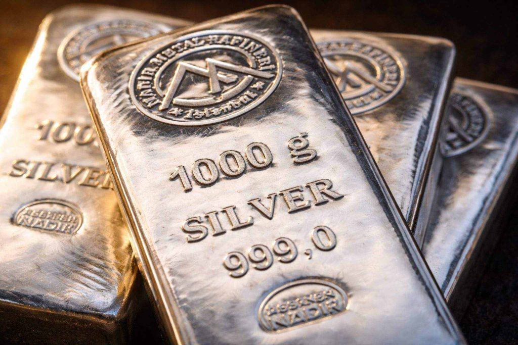 Silver Price Today: Silver Slips as Fed Cut Bets Fade and Iran Oil Risk Lifts Inflation Fears