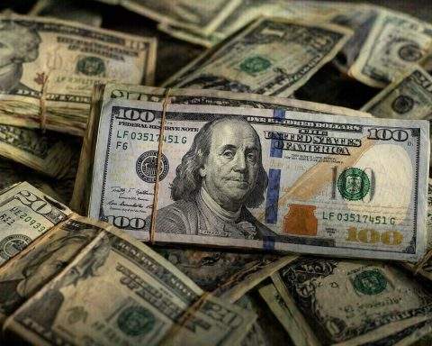 US Dollar Drops as GDP Miss and Core PCE Jump Cloud Fed Cut Bets