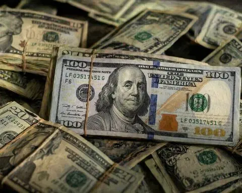 US Dollar Drops as GDP Miss and Core PCE Jump Cloud Fed Cut Bets