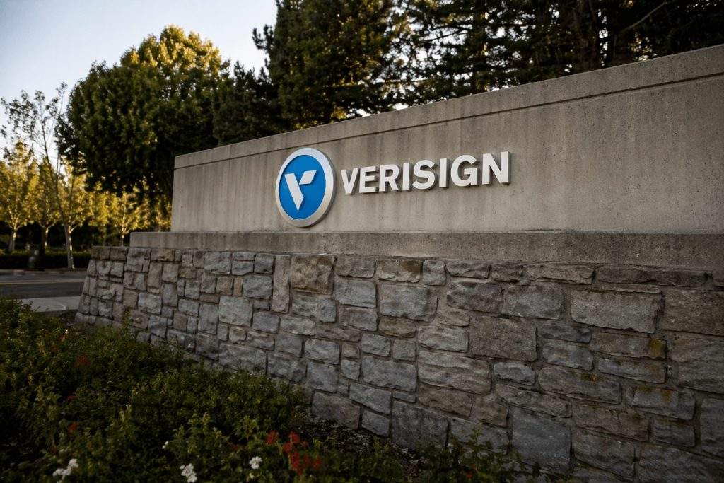 VeriSign Falls After Q1 Beat as .Com Price Hike Puts Renewal Risk in Focus