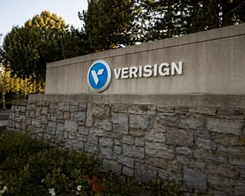 VeriSign Falls After Q1 Beat as .Com Price Hike Puts Renewal Risk in Focus