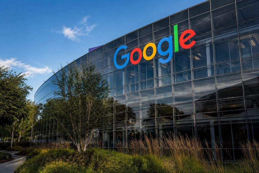 Alphabet Shares Fall as Google Cloud Picks Up Wall Street Support