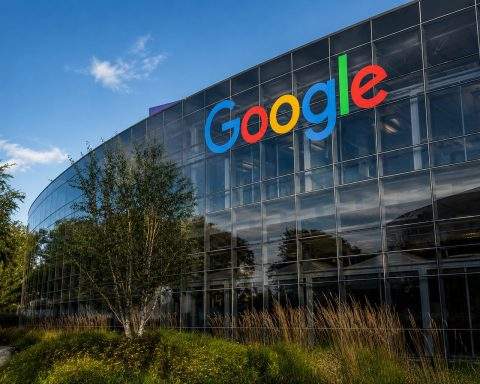 Alphabet Shares Fall as Google Cloud Picks Up Wall Street Support