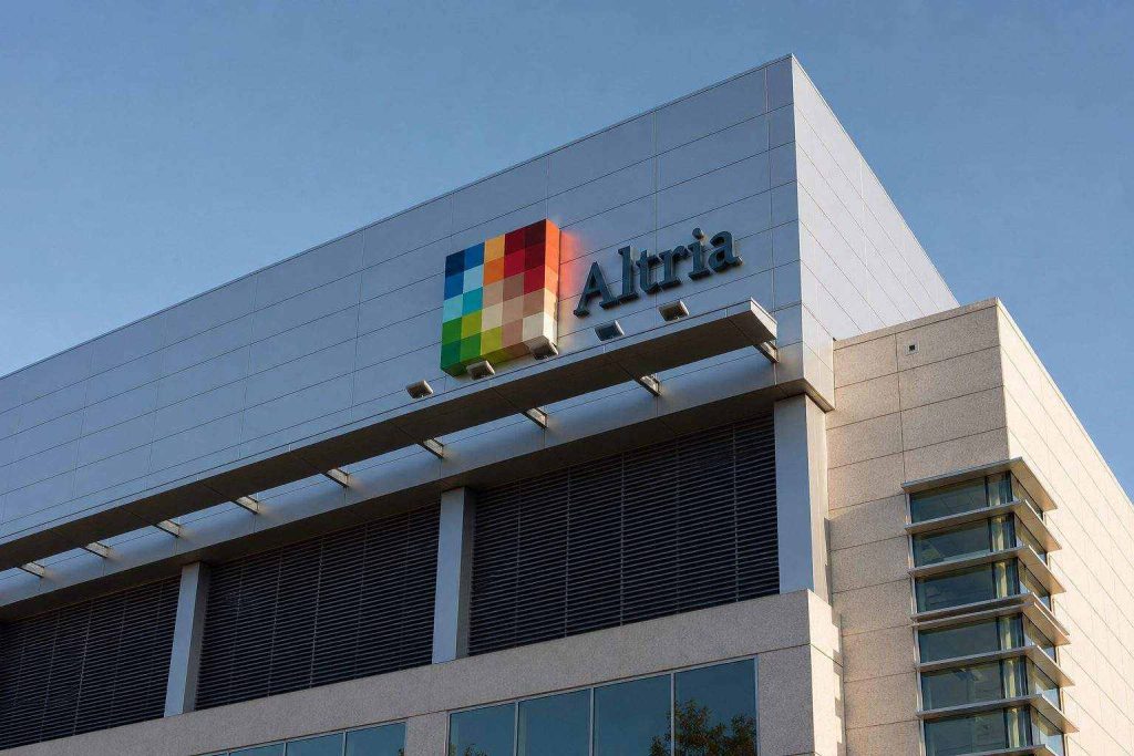 Altria Shares Stay Firm in Selloff as CEO Change and Dividend in Focus