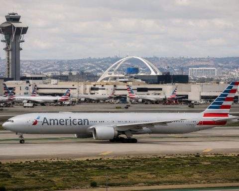 Smoke scare reported on American Airlines Flight 5318 at Kansas City tarmac