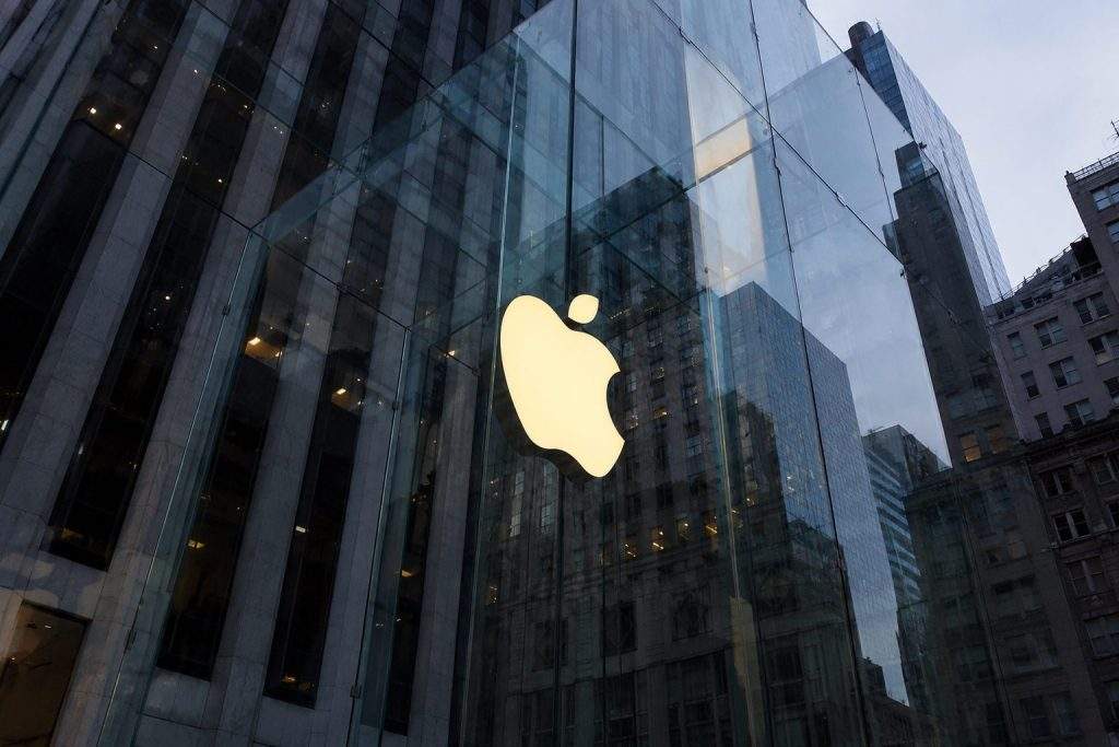 Apple Inc’s $4.4 Trillion Fight: EU AI Rules, China Talks and a Stock Near $300