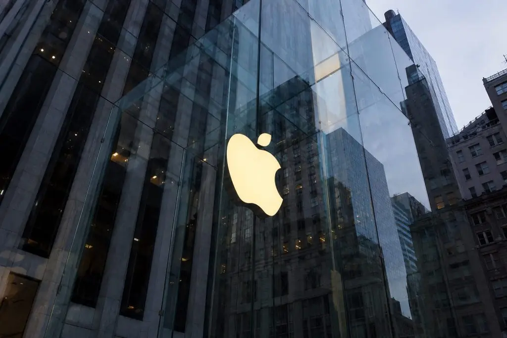 Apple Inc’s $4.4 Trillion Fight: EU AI Rules, China Talks and a Stock Near $300