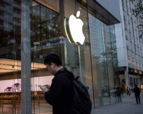 Apple Stock Falls After $300 Test: Why AAPL’s OpenAI Risk Is Back
