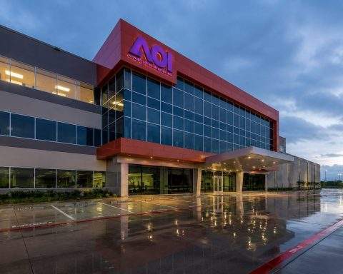 Applied Optoelectronics Stock Slides After Q1 Revenue Miss: AI Optics Boom Faces Wall Street Test