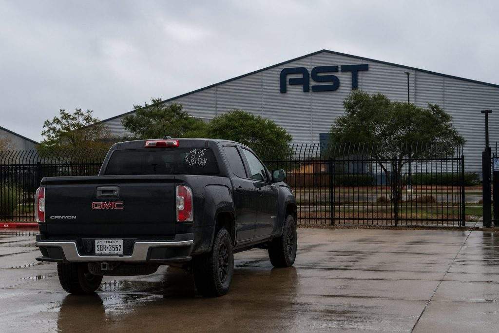AST SpaceMobile climbs this week; SpaceX connection remains