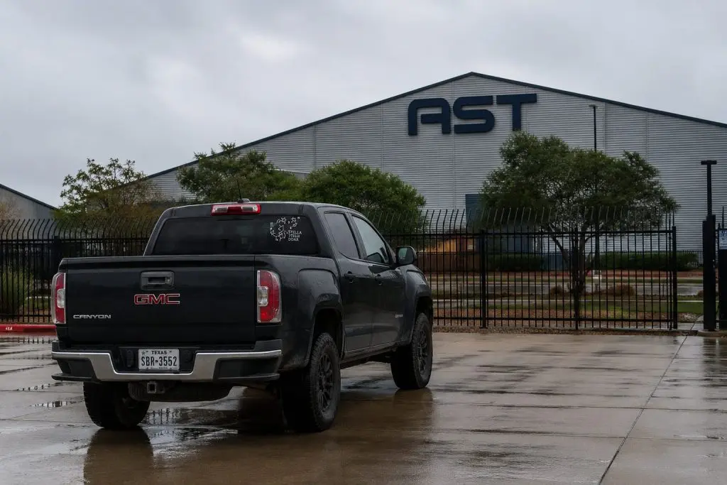 AST SpaceMobile climbs this week; SpaceX connection remains