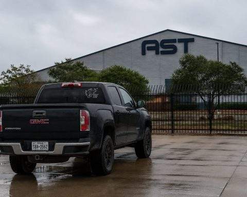 AST SpaceMobile Soars This Week But SpaceX Link Remains