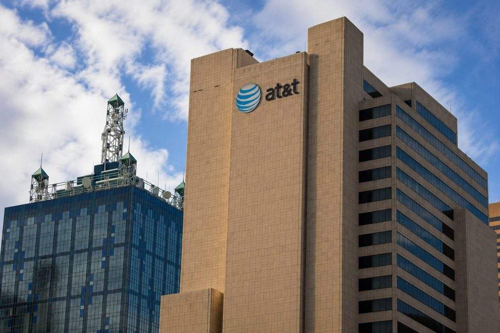 AT&T Shares Fall as Fiber Expansion, Cash Vow, Satellite Strategy Under Scrutiny