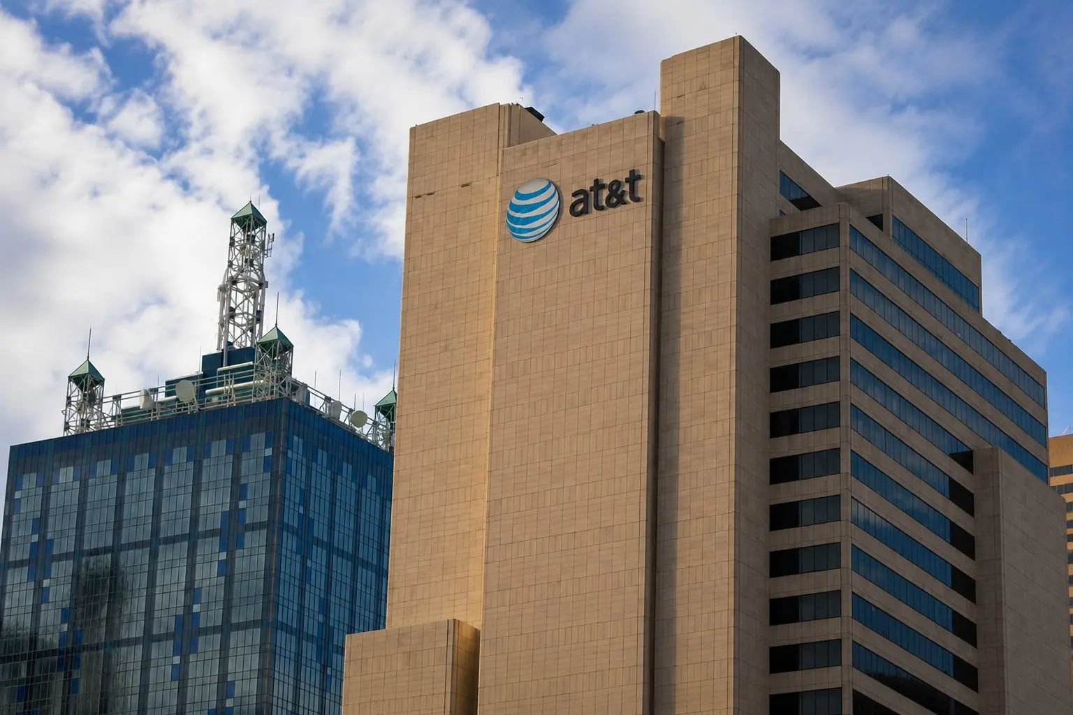 AT&T Shares Fall as Fiber Expansion, Cash Vow, Satellite Strategy Under Scrutiny