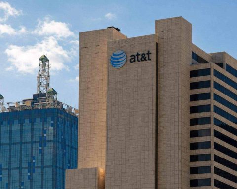 AT&T, Verizon, T-Mobile Rally Against Dead Zones With Uncommon Satellite Move, Eye Starlink Push