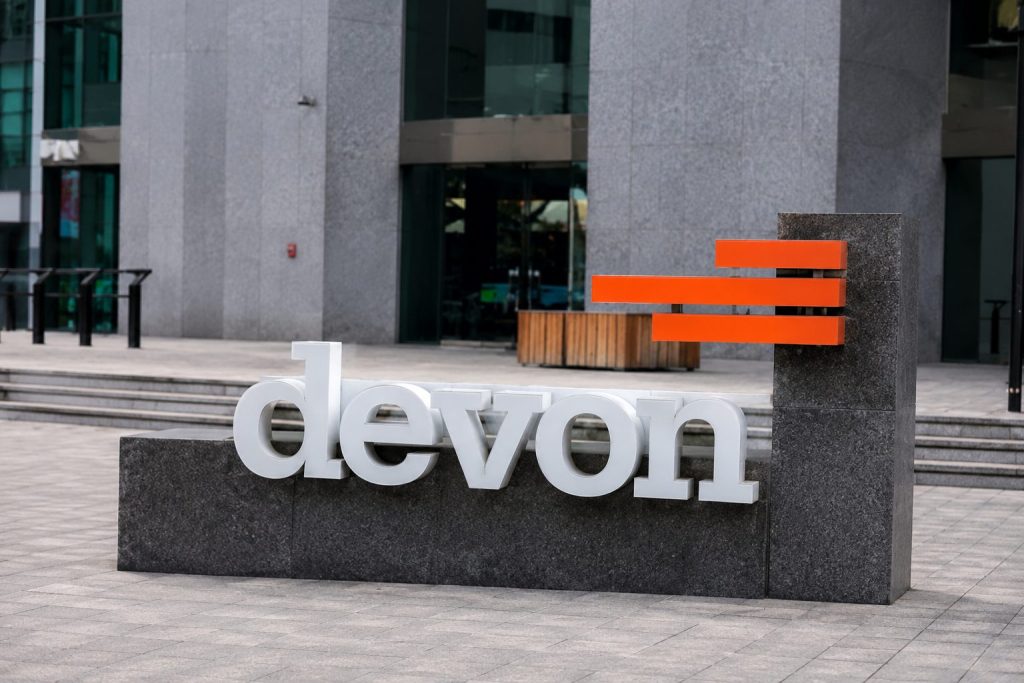 Devon Energy Jumps on Friday, Faces Investors’ Next Move Monday