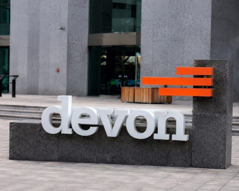 Devon Energy Jumps on Friday, Faces Investors’ Next Move Monday