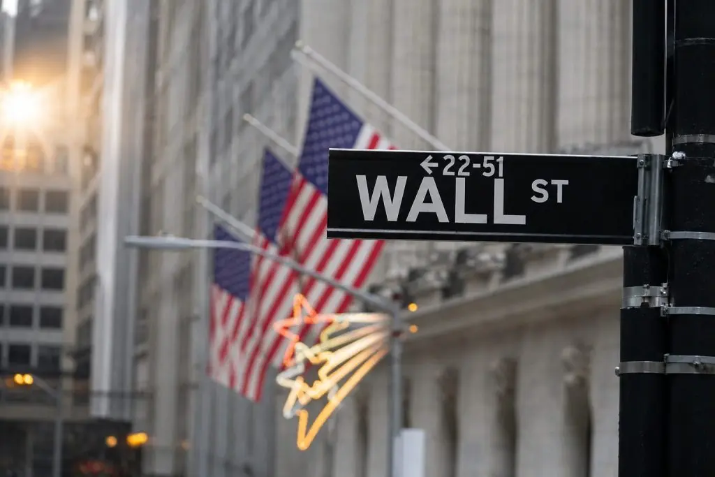 Dow Drops 557 Points as Oil Shock Hits US Stocks; Palantir Slides After Hours