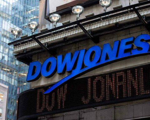 Dow Jones Today: Dow Closes Back Above 50,000 as Cisco’s AI Rally Reshapes the Market After the Bell
