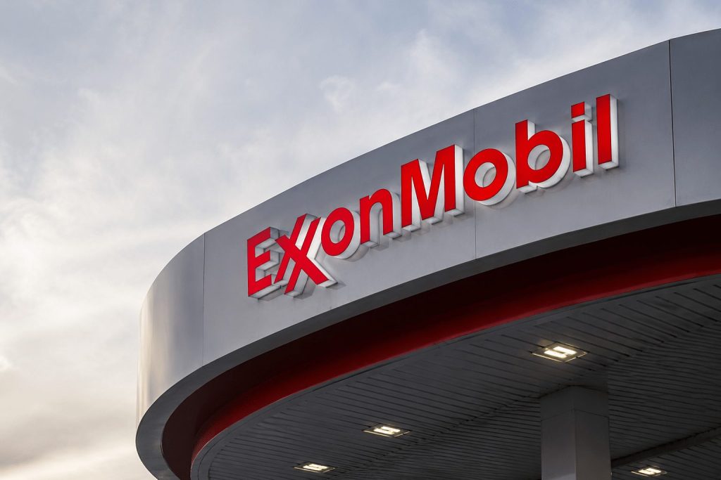 Exxon to Be Watched Monday After Oil Rally and Court Ruling