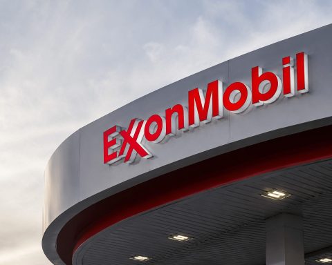 Exxon to Be Watched Monday After Oil Rally and Court Ruling