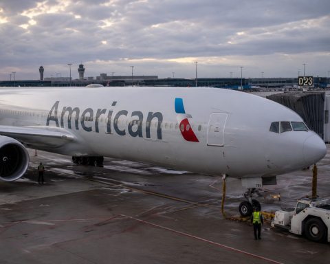 American Airlines Stock Jumps As Oil Slides — Why Traders Are Watching Fuel Costs