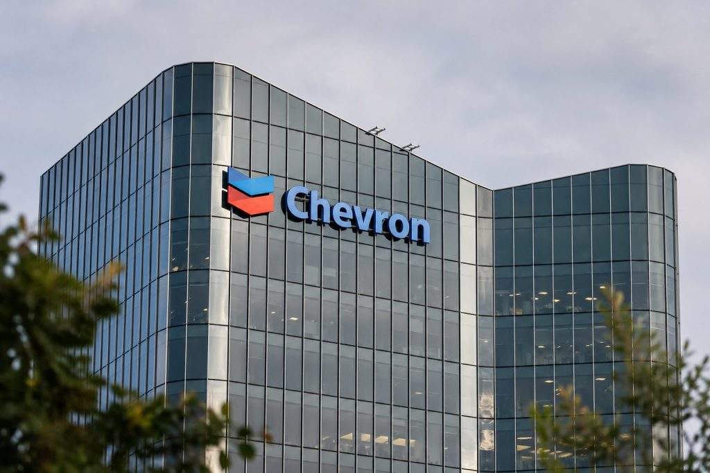 Chevron Faces Holiday Test With Oil Shock, Pump Prices and Hess Sale in Focus