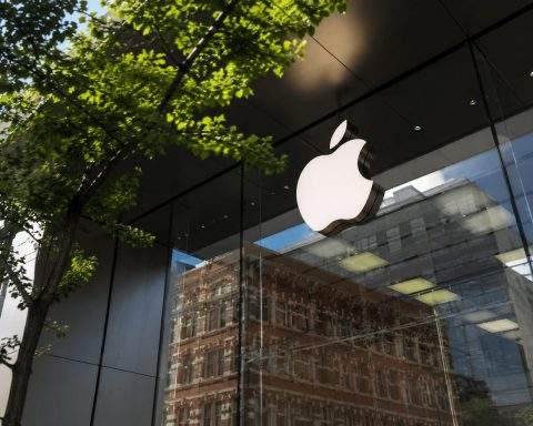 Apple tops $4.5 trillion. Holiday week could be a test for the rally.