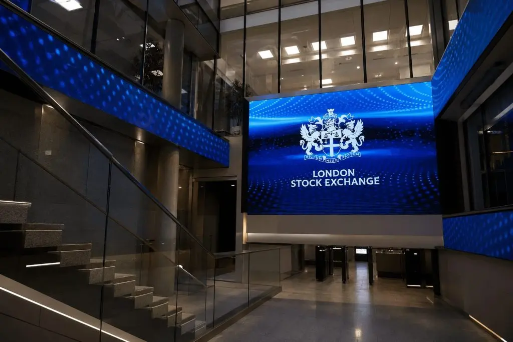 FTSE 100 Halts Slide as Traders Watch Tuesday Open