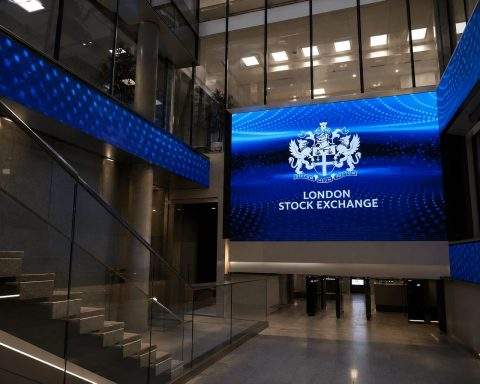 FTSE 100 Halts Slide as Traders Watch Tuesday Open