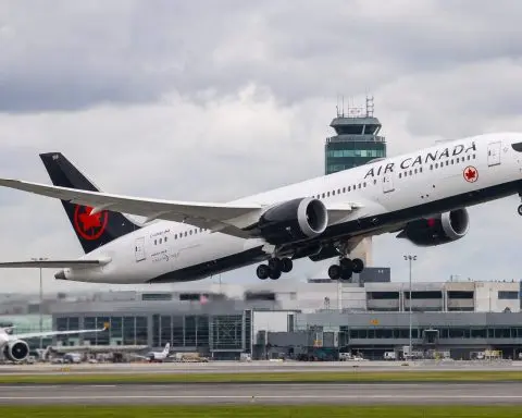 Air Canada Shares Gain After Oil Declines, Labour Talks Update