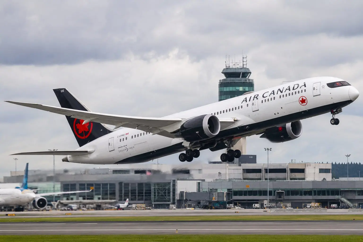 Air Canada Shares Gain After Oil Declines, Labour Talks Update