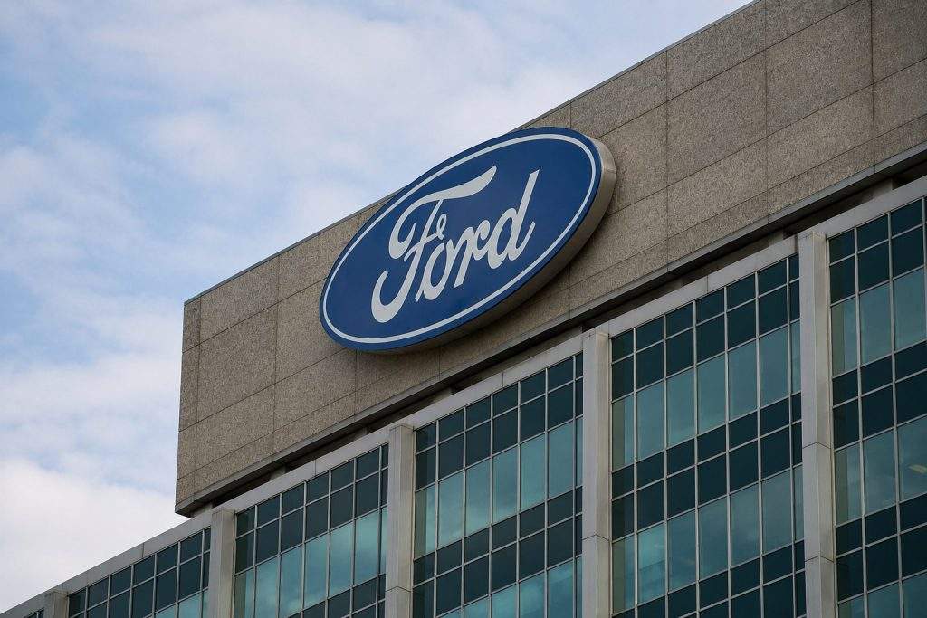Ford Shares Reach 52-Week Peak, Investors Watch Tuesday’s Move