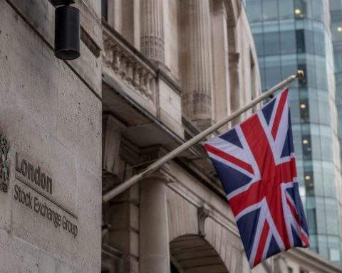 FTSE Opens Up as Oil Moves, But Investors on Watch