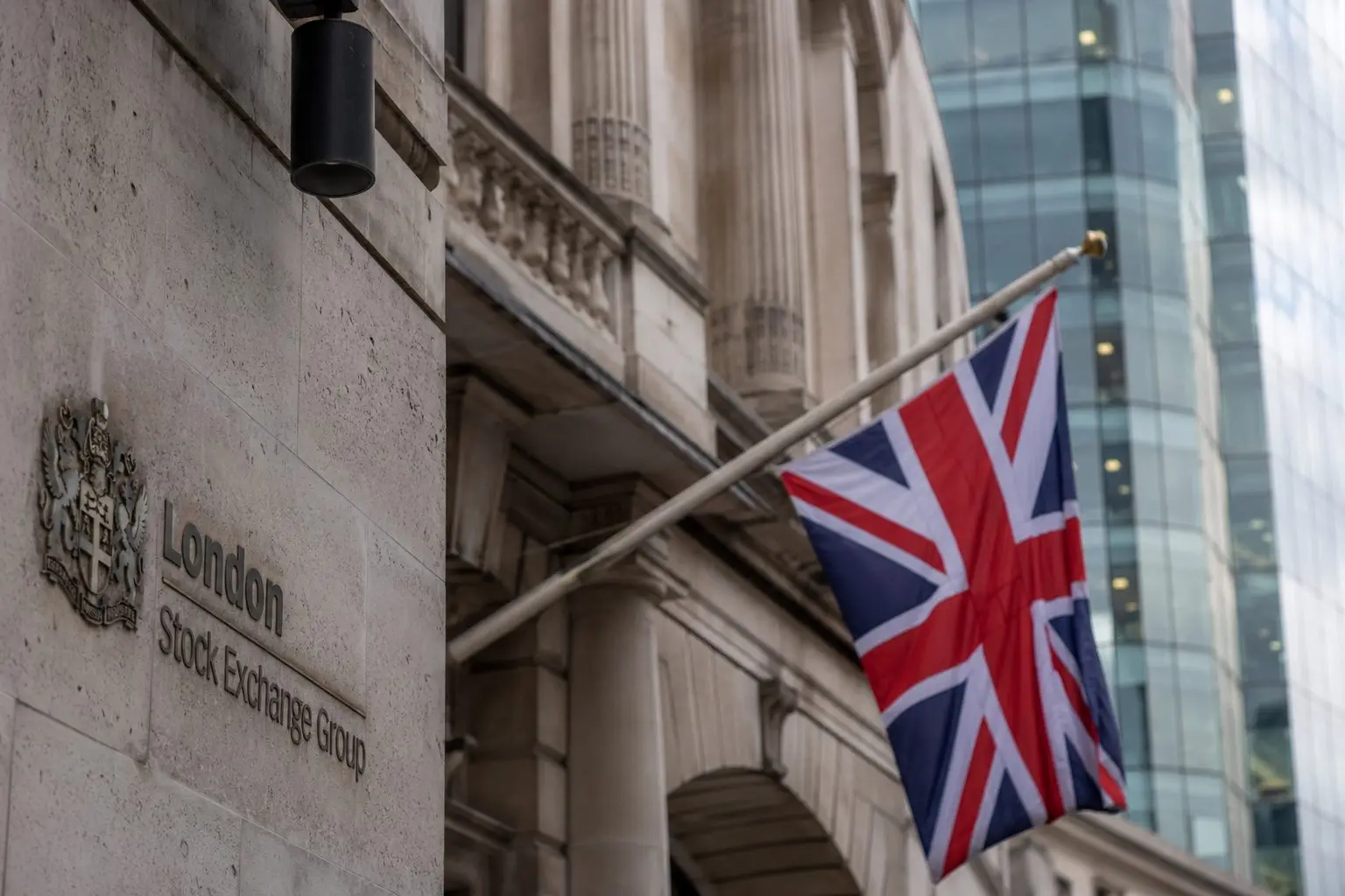 FTSE Opens Up as Oil Moves, But Investors on Watch