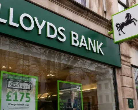 Lloyds Shares Trade Above 100p in London