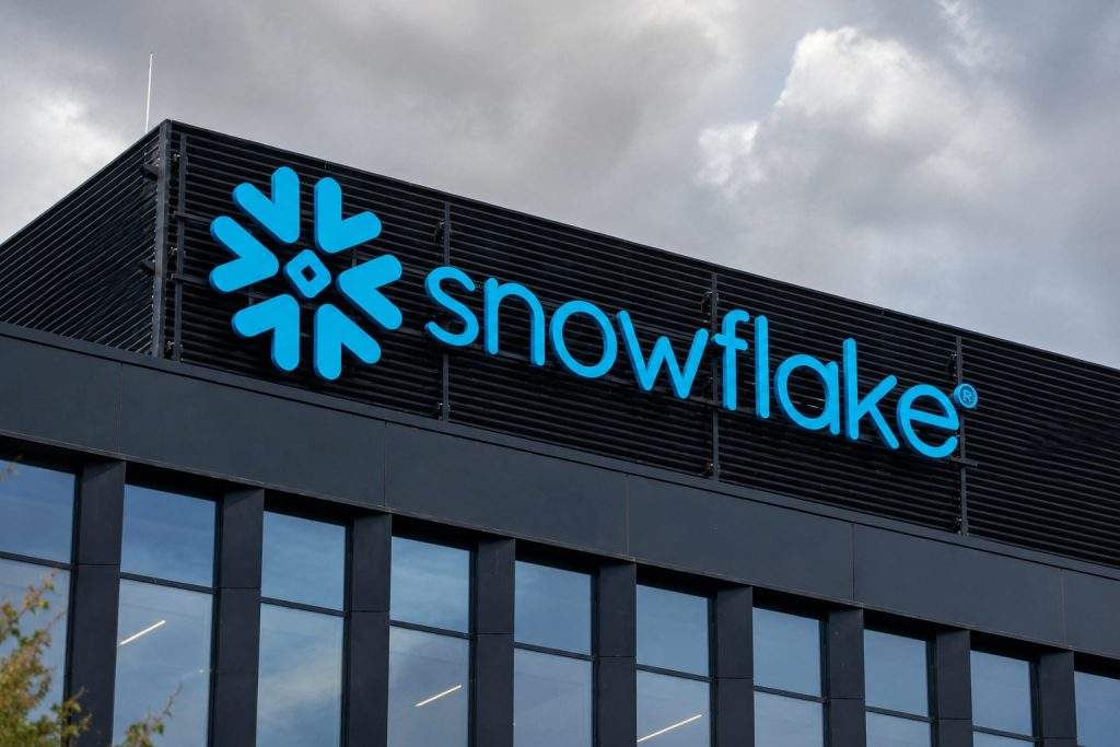 Snowflake Shares Rise Ahead of Results With AI Demand in Focus