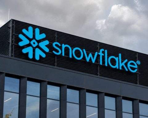 Snowflake Shares Rise Ahead of Results With AI Demand in Focus