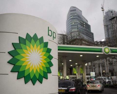BP Shares Edge Lower Despite Oil Gains—Traders Eye Moves