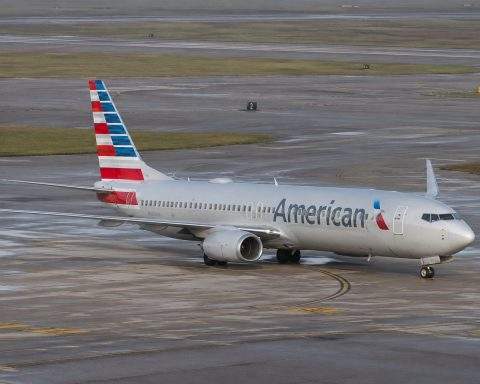 American Airlines Shares Trade Premarket; Investors Eye Fuel Shock