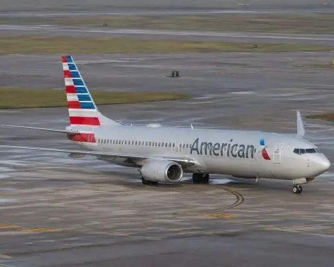 American Airlines Shares Trade Premarket; Investors Eye Fuel Shock
