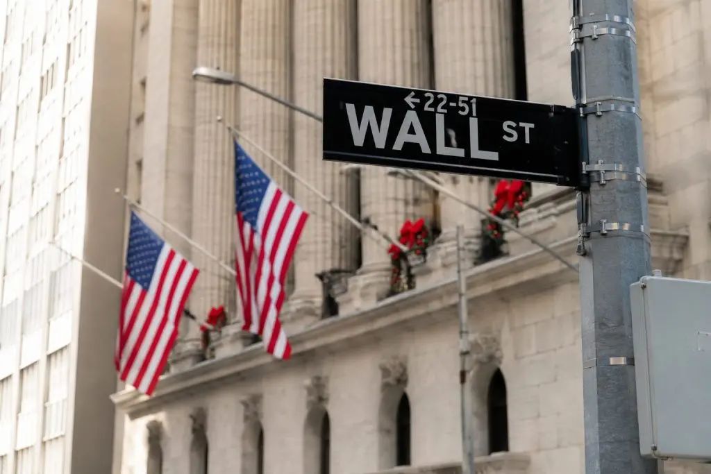 Dow Edges Up, Nasdaq Slips From Highs; Oil Drops