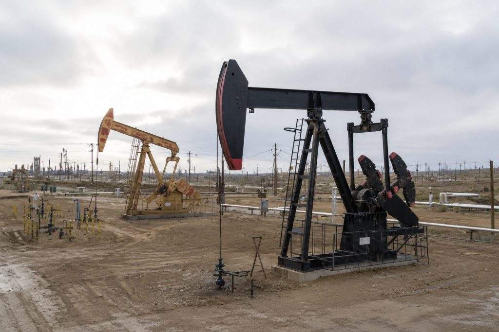 Oil Slips With Fresh Iran Deal Hopes, Hormuz Watch Back in Focus