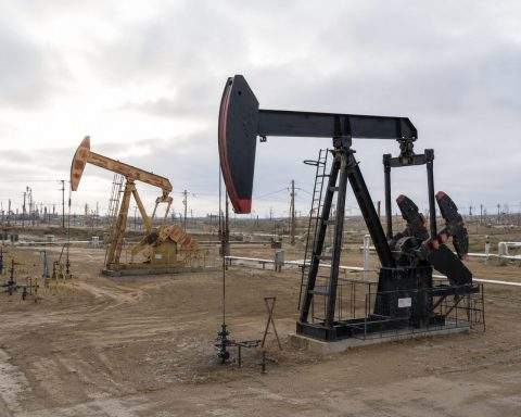 Oil Slips With Fresh Iran Deal Hopes, Hormuz Watch Back in Focus