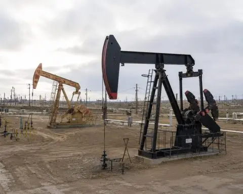 Oil Slips With Fresh Iran Deal Hopes, Hormuz Watch Back in Focus