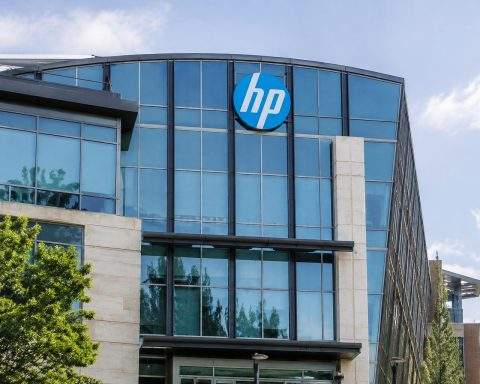 HP Shares Trade Choppy After Earnings Beat on AI PC Bets
