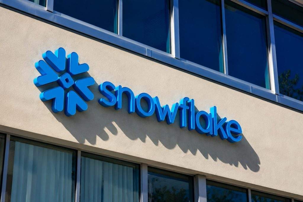 Snowflake Soars 33% After $6B AWS Agreement; Wall Street Turns Bullish