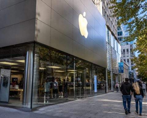 Apple Hits Record Again, Market Waits for WWDC to Test AI Story