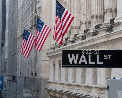 Wall Street Sets Fresh Highs as Dell’s AI Outlook Grabs Attention After Hours
